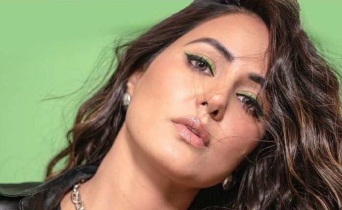 Hina Khan Eye Makeup That you Can Easily Recreate with Black Outfits